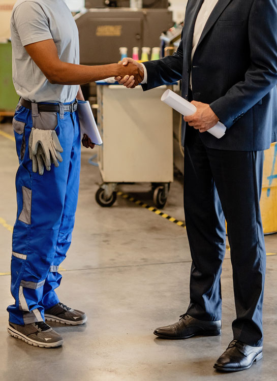 Empresario y trabajador dándose la mano